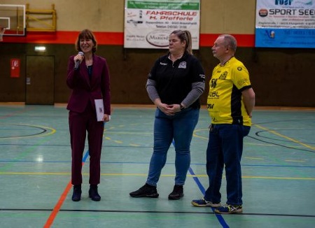 Ministerin Heike Hofmann, Katrin Wesp (Schriftf&uuml;hrerin FWH) und Ritschi (Beisitzer FWH)